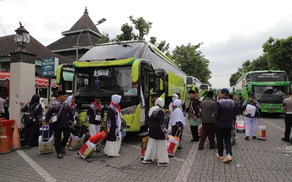 Thumbnail Berita - Berangkatkan JCH ke Tanah Suci, Wabup Sleman Imbau Pentingnya Jaga Kesehatan