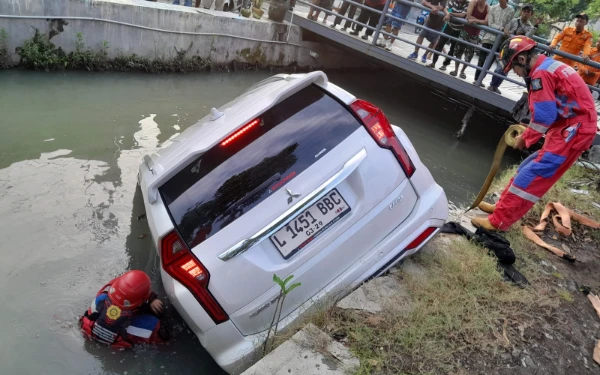Thumbnail Pajero Nyebur Sungai Menur Pumpungan Surabaya, Pengemudi Lari Ketakutan Belum Ketemu