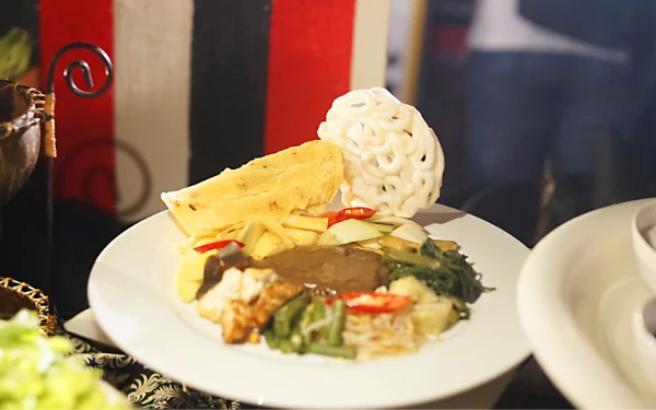 Thumbnail Hotel Lamora Sajikan Jack Marrow, Kreasi Unik Padukan Rujak Cingur dan Roti Maryam
