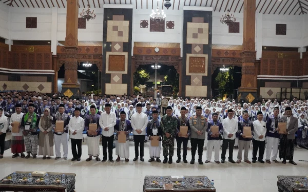 Thumbnail Berita - Berangkatkan Jemaah Calon Haji, Bupati Tuban Pesan Jaga Kesehatan dan Khusyuk Beribadah