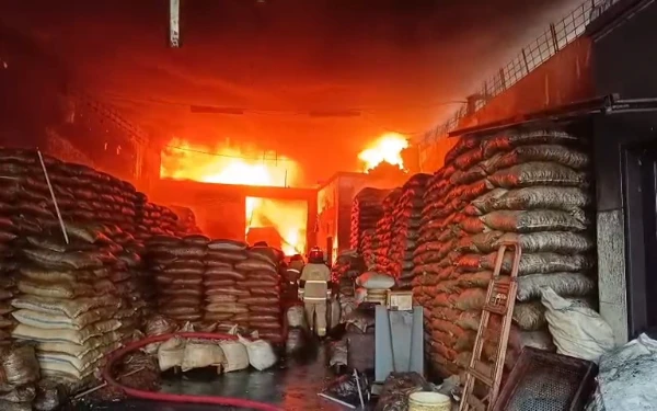 Thumbnail Gudang Kemiri di Semampir Surabaya Terbakar Hebat, Kerugian Ditaksir Ratusan Juta Rupiah