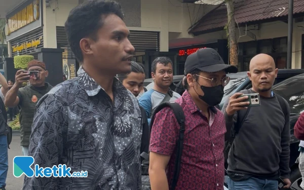 Thumbnail Datang Terlambat, Dokter Terduga Pelaku Pelecehan Seksual di Malang Penuhi Panggilan Kepolisian