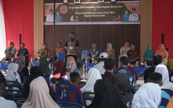 Thumbnail Sasar Warga di 8 Kecamatan, Wabup Asahan Rianto Serahkan BPJS Kesehatan Gratis dan KIP