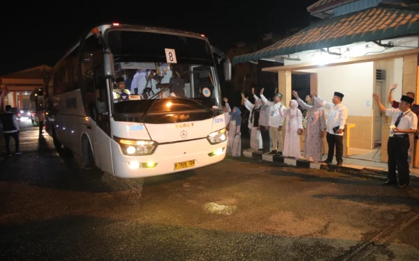 Thumbnail Hadiri Pelepasan JCH Asal  Asahan, Ini Pesan Wabup Rianto