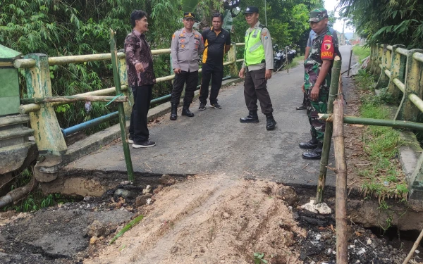 Thumbnail Berita - Butuh Penanganan Darurat, Jembatan Penghubung Antardesa di Tuban Ambles
