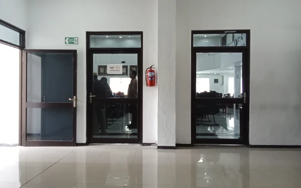 Thumbnail Berita - Wartawan Dilarang Meliput Rapat Kerja DPRD Lumajang Soal PT Kalijeruk Baru