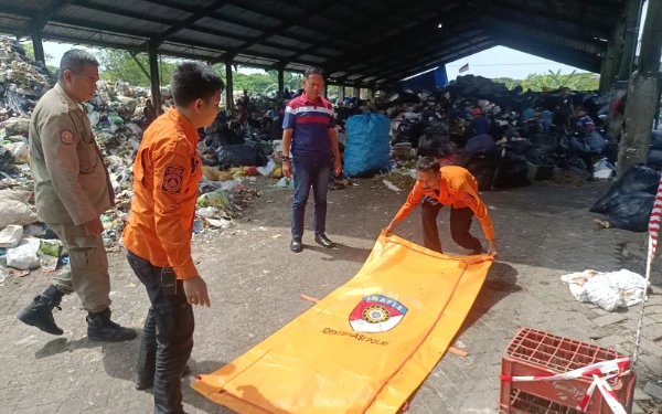 Thumbnail Buru Pembuang Jenazah Bayi di TPS Sambikerep, Polsek Lakarsantri Cari Rekaman CCTV