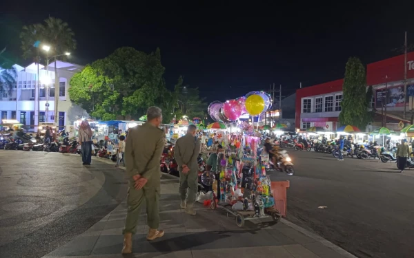 Thumbnail Berita - Tata PKL di Pusat Kota Jember, Bupati Gus Fawait Gagas Konsep Street Food