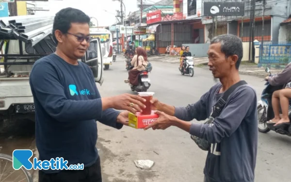 Thumbnail Berita - Jumat Kliwon Berbagi, Ketik.co.id Biro Pekalongan dan Pemalang Berbagi Nasi Kotak