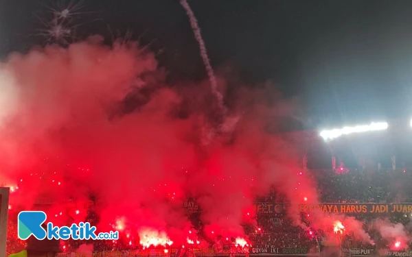 Thumbnail Pertandingan Persebaya vs Bali United Sempat Terhenti Akibat Flare
