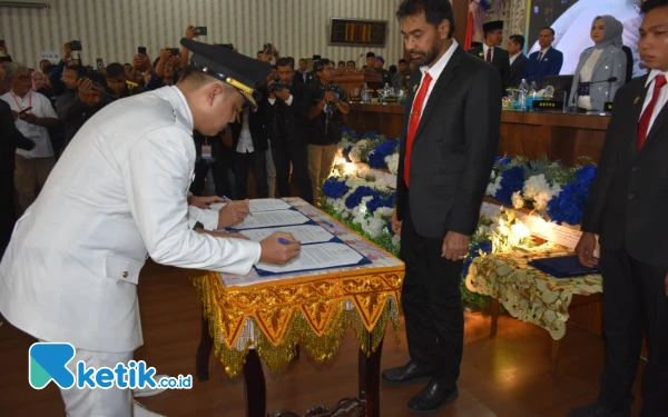 Thumbnail Berita - Gubernur Aceh Lantik Jeffry Sentana-Muhammad Haikal sebagai Wali Kota dan Wakil Wali Kota Langsa