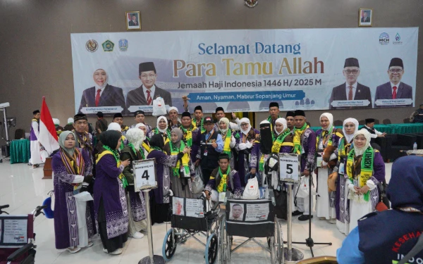 Thumbnail JCH NTT Berangkat ke Tanah Suci, Wagub Johni Asadoma Beri Pesan