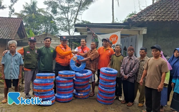 Thumbnail Berita - PKS Trenggalek Salurkan Bantuan 25 Rol Selang ke Warga Korban Longsor di Desa Depok
