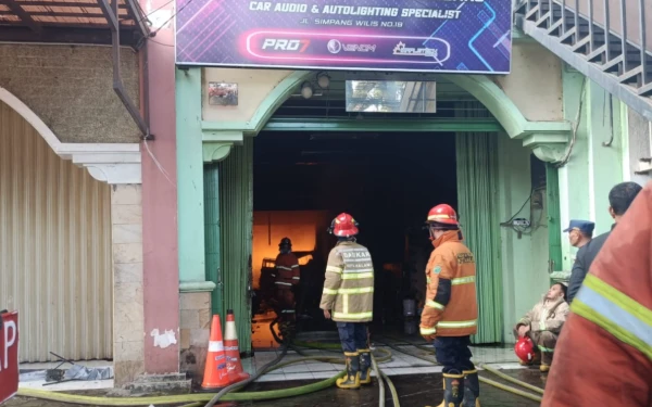 Thumbnail ‎Kebakaran Ruko di Kota Malang, 4 Mobil dan 10 Motor Hangus Terbakar