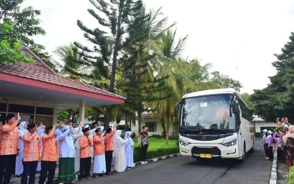 106 Jemaah Calon Haji Kloter Terakhir Lumajang Diberangkatkan