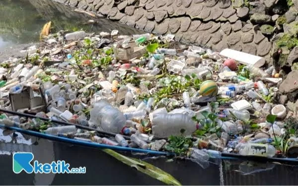 Thumbnail Sampah Dibuang ke Sungai, Ulah Oknum Warga Picu Banjir Mengintai Pacitan