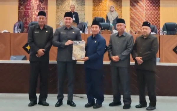 DPRD Bersama Bupati Tuban Setujui Dua Raperda Inisiatif Tentang PPKP dan Beasiswa Pendidikan