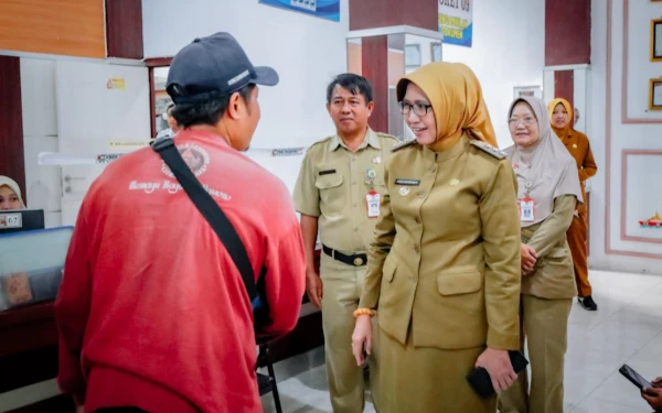 Thumbnail Berita - Dikeluhkan Warga, Bupati Lumajang Minta Dispenduk Tetap Berikan Layanan saat Jam Istirahat