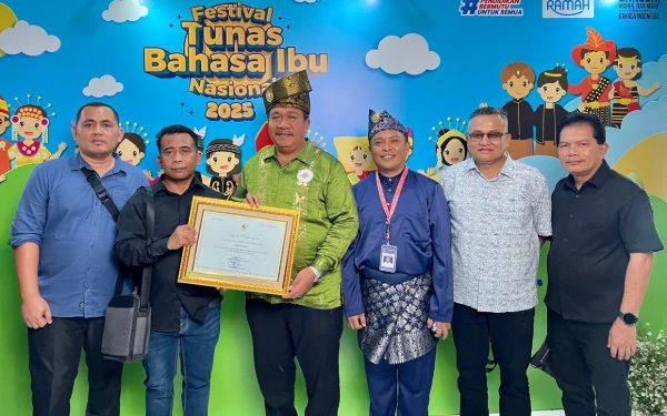 Thumbnail Berita - Dapat Penghargaan dari Mendikdasmen, Bupati Asahan Berkomitmen untuk Terus Jaga Bahasa Daerah