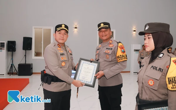 Thumbnail Kapolres Blitar Beri Penghargaan Anggota, Tegaskan Komitmen Polri untuk Dekat dengan Masyarakat