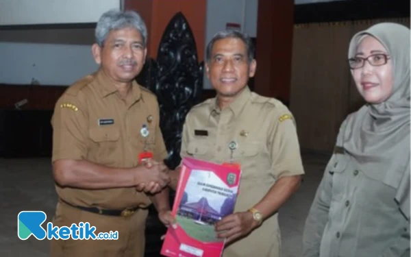 Thumbnail Berita - Pemkab Trenggalek Serahkan 104 SK Purna Tugas PNS