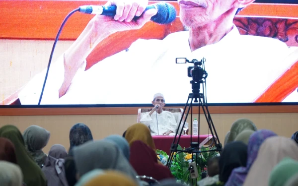 Thumbnail Berita - Kiai Zuhri Zaini: Tanpa Guru, Ilmu Agama Bisa Menyesatkan