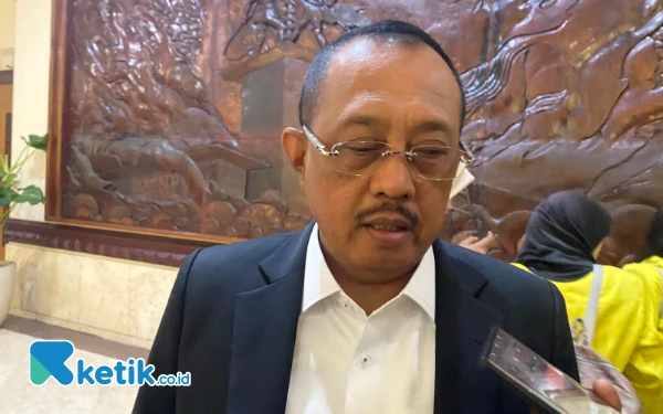 Thumbnail Pengacara Jan Hwa Diana Bawa Puluhan Ijazah Temui Wawali, Cak Ji: Harusnya Diserahkan ke Polda Jatim