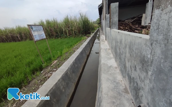 Thumbnail Berita - Diduga Dipotong 15 Persen, Kalitas Proyek Drainase Rp300 Juta di Jombang Buruk