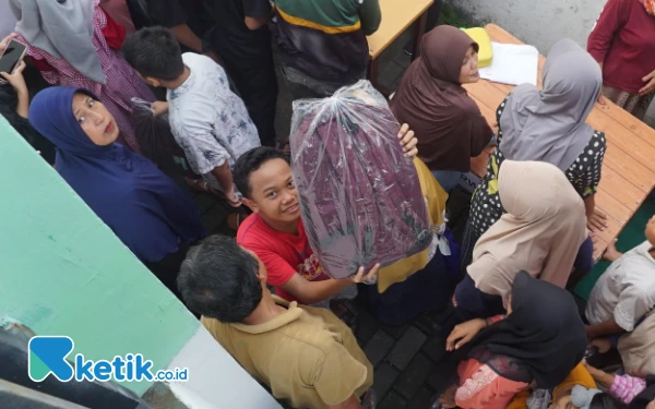 Thumbnail Berita - Sambut Tahun Ajaran Baru, Ratusan Anak di Desa Kepatihan Jombang Terima Tas dan Peralatan Sekolah