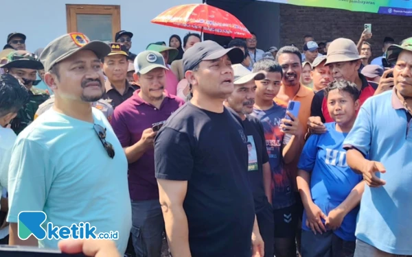 Gubernur Jateng Cek Kondisi Warga dan Serahkan Bantuan Korban Terdampak Rob di Pemalang