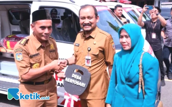 Thumbnail Berita - Wujudkan Program Unggulan, Bupati Pemalang Serahkan Bantuan Ambulans untuk 16 Desa