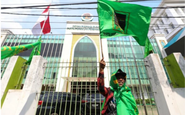 Thumbnail Berita - Donny Tokan Sebut Tokoh Eksternal Tak Bantu saat Pemilu, Kader PPP Jateng: Dia Aja gak Nyaleg!