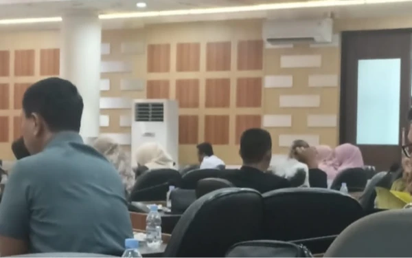 Thumbnail Berita - Anggota DPRD Tuban Kedapatan Merokok Vape Saat Rapat Paripurna