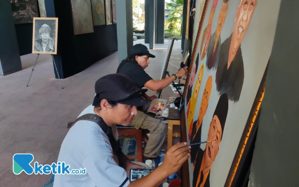 Thumbnail Berita - Jejak Warna di Kampus Undar Jombang, Pelukis Tepi Kota Hadirkan 50 Karya dalam Reuni Akbar