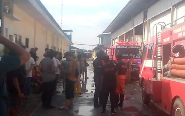 Thumbnail Berita - Gudang Pabrik Olahan Daging Beku Milik Bupati Jombang Terbakar