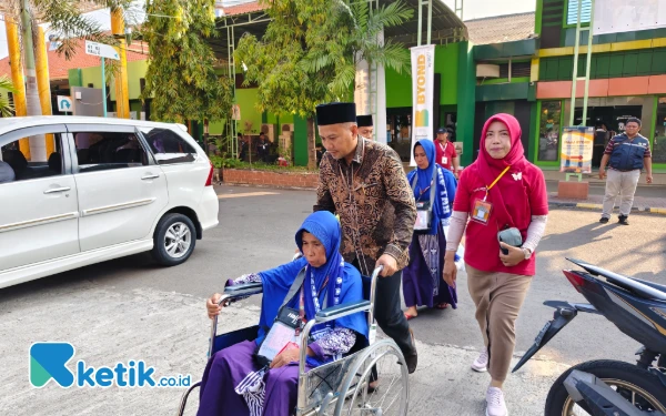 Thumbnail Sisihkan Uang Hasil Bertani, Calon Haji Berusia 104 Tahun Berangkat ke Tanah Suci