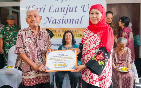 Thumbnail Peringati HLUN 2025 Gubernur Khofifah Sapa Lansia, Potong Tumpeng dan Serukan Kepedulian