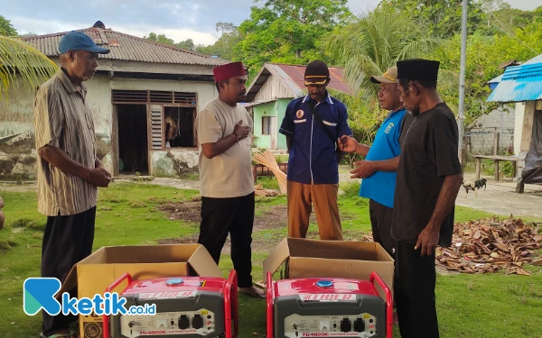 Thumbnail Berita - Anggota DPRD Raja Ampat Muamar Kadafi Serahkan Bantuan untuk 2 Rumah Ibadah di Kampung Mainyaifuin