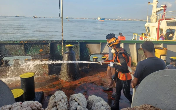 Thumbnail Masalah Mesin, KM Dewi Bulan 89 Hangus Terbakar di Perairan Manyar Gresik