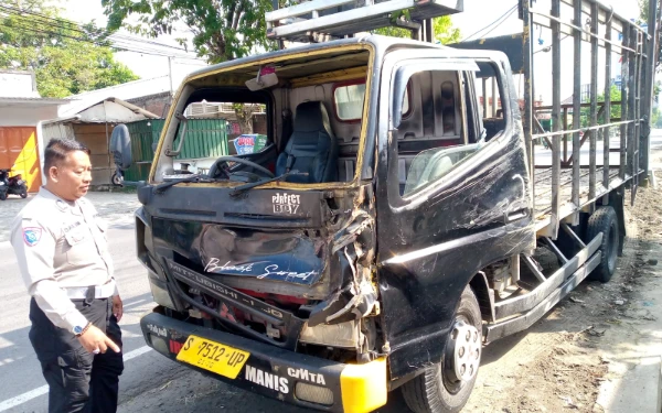 Thumbnail Berita - Truk Tabrak 6 Motor di Jombang, Satu Luka Ringan
