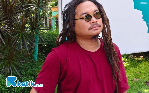 Thumbnail Abink, Seniman Eksentrik Berangkat Haji, Sempat Tertunda Akibat Covid-19