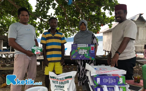 Thumbnail Berita - Anggota DPRD Raja Ampat Muamar Kadafi Kucurkan Bantuan di Sejumlah Kampung