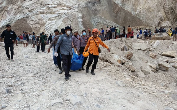 Thumbnail Berita - 10 Orang Dilaporkan Tewas dalam Peristiwa Tanah Longsor di Lokasi Tambang Galian C Gunung Kuda Cirebon