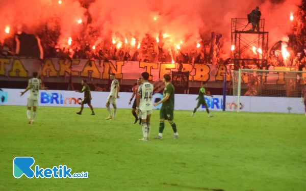 Thumbnail Akibat Flare, Persebaya Kena Sanksi Komdis PSSI Rp 200 Juta