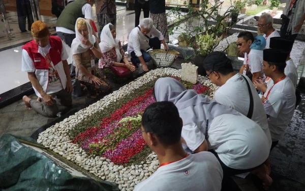 Thumbnail Berita - Ceng Beng Gus Dur di Jombang, Simbol Cinta dan Persatuan Ziarah Perkumpulan Tionghoa Semarang