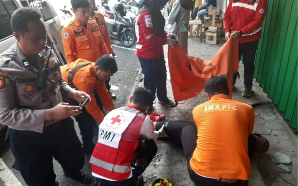 Thumbnail Kelelahan Usai Bersepeda, Kakek Berusia 67 Tahun Tewas di Jalan Kramat Gantung Surabaya