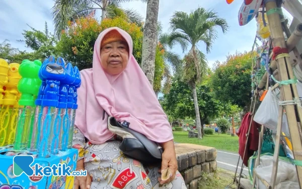 Thumbnail Cerita Haru Surati, Penjual Mainan Anak di Pacitan yang Hidup Sebatang Kara