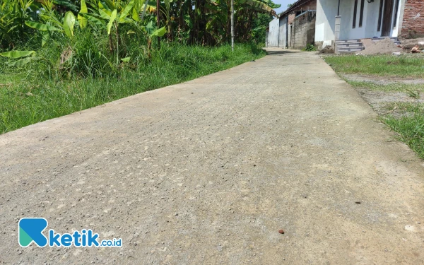 Thumbnail Berita - Baru Sebulan Dibangun, Jalan Rabat Beton Rp65 Juta di Pagerwojo Jombang Sudah Rusak