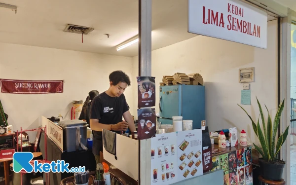 Thumbnail Unik! Kafe Vintage di Surabaya Ini Sembunyi di Pintu Darurat, Cocok Buat Kaum Introvert