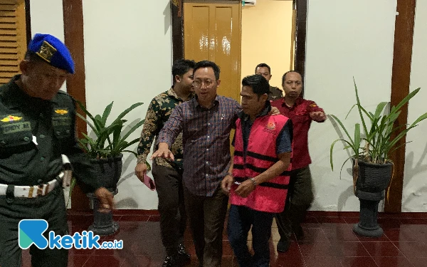 Thumbnail Langsung Ditahan, Kakak Mantan Bupati Blitar Mak Rini Jadi Tersangka Kasus Korupsi DAM Kali Bentak